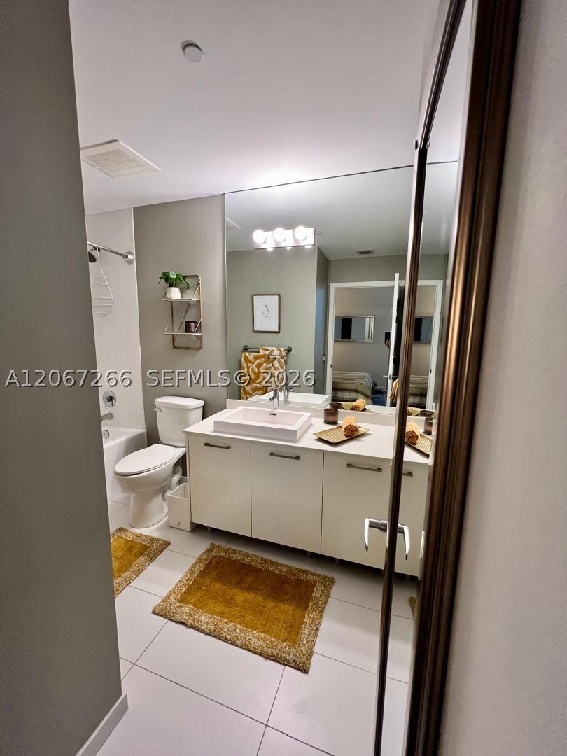 151 SE 1st St #1206, Miami FL 33131