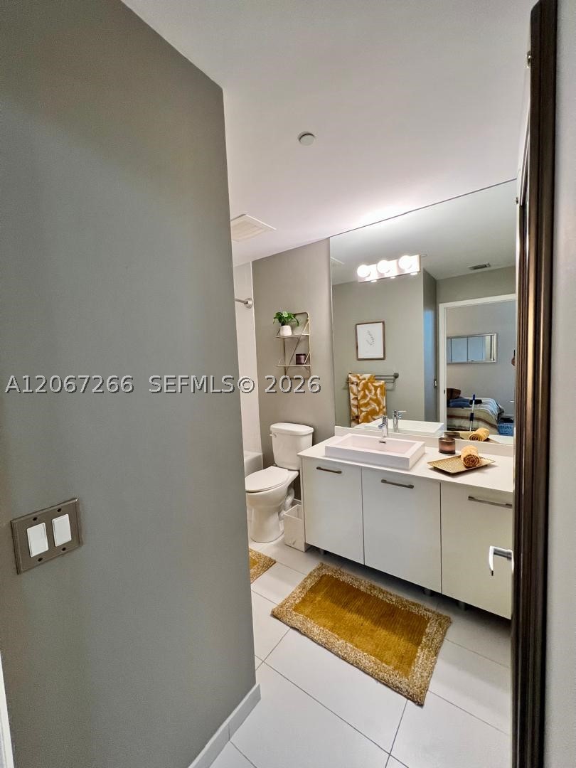 151 SE 1st St #1206, Miami FL 33131