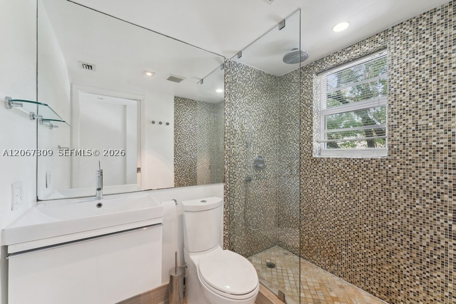 4812 Pine Tree Dr #206, Miami Beach FL 33140