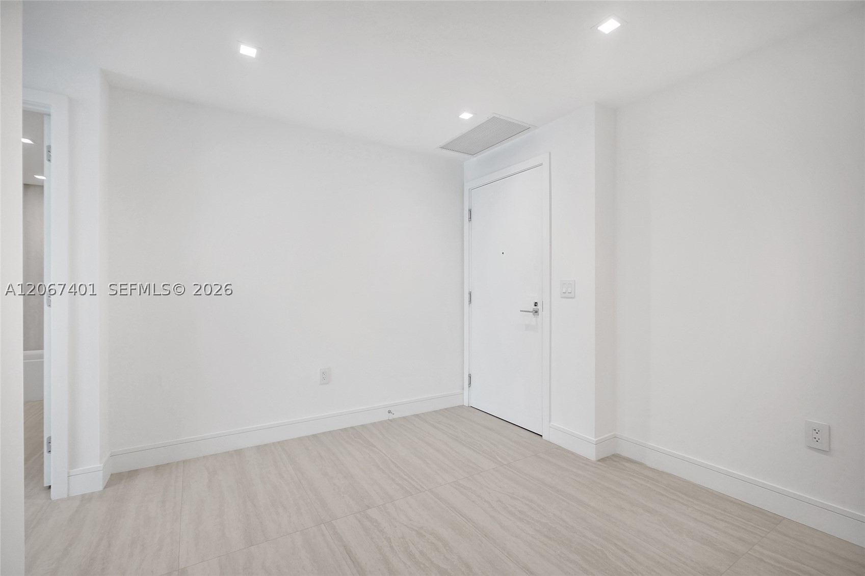 2411 Laguna Circle #208, Miami FL 33181