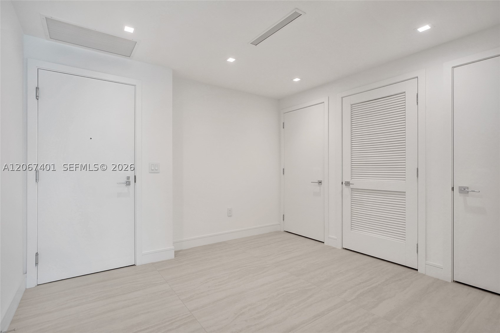 2411 Laguna Circle #208, Miami FL 33181