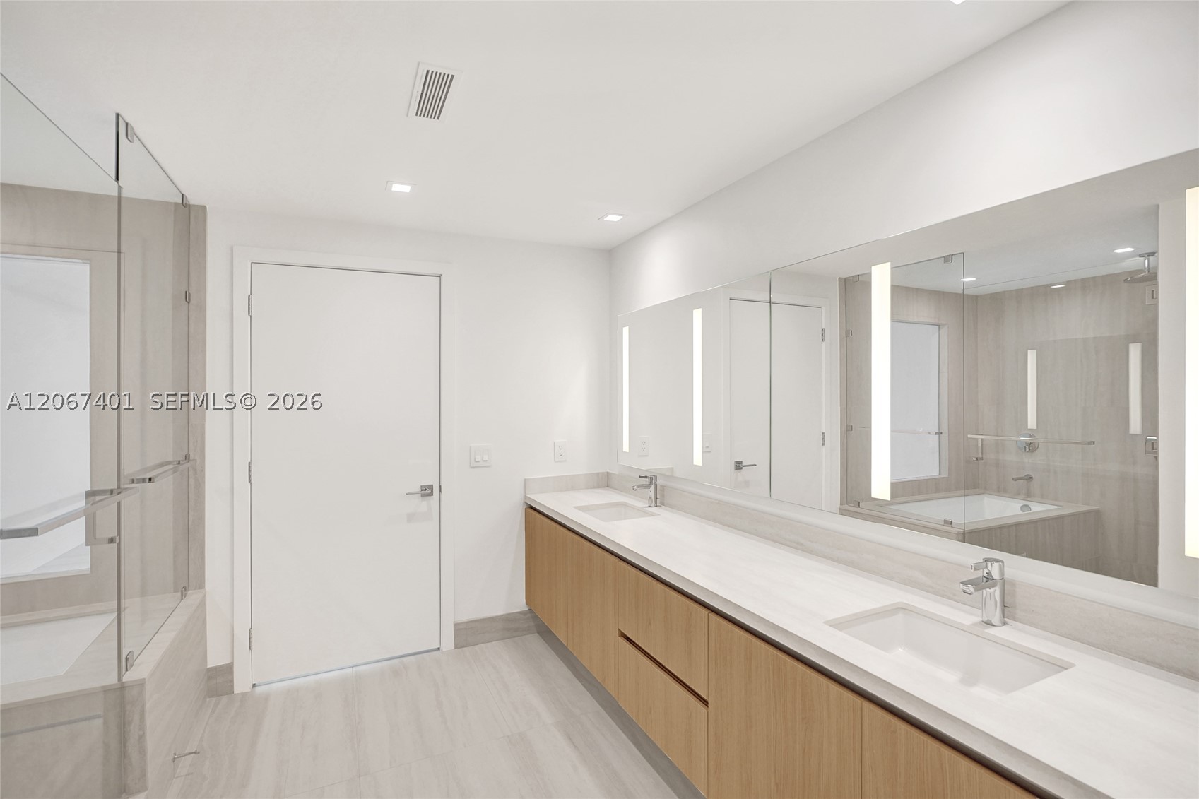 2411 Laguna Circle #208, Miami FL 33181