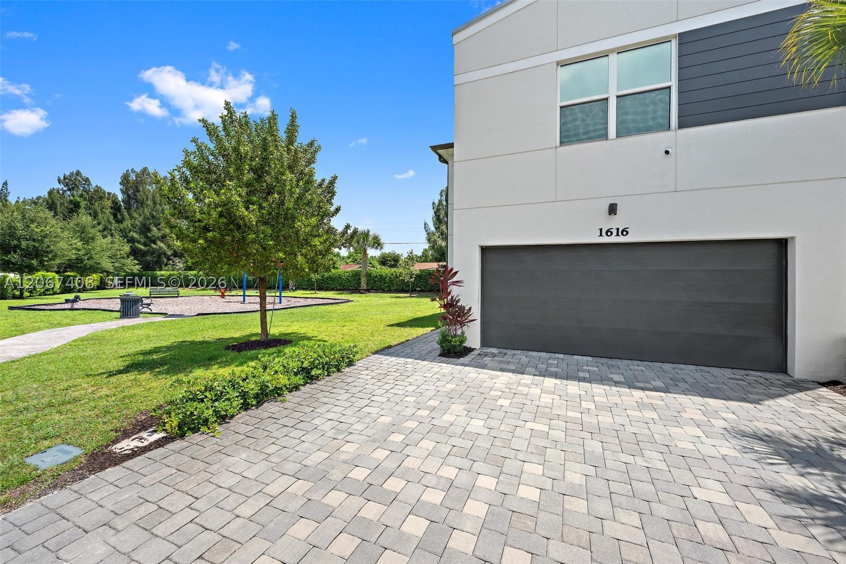 1616 Lindley St, Mangonia Park FL 33407