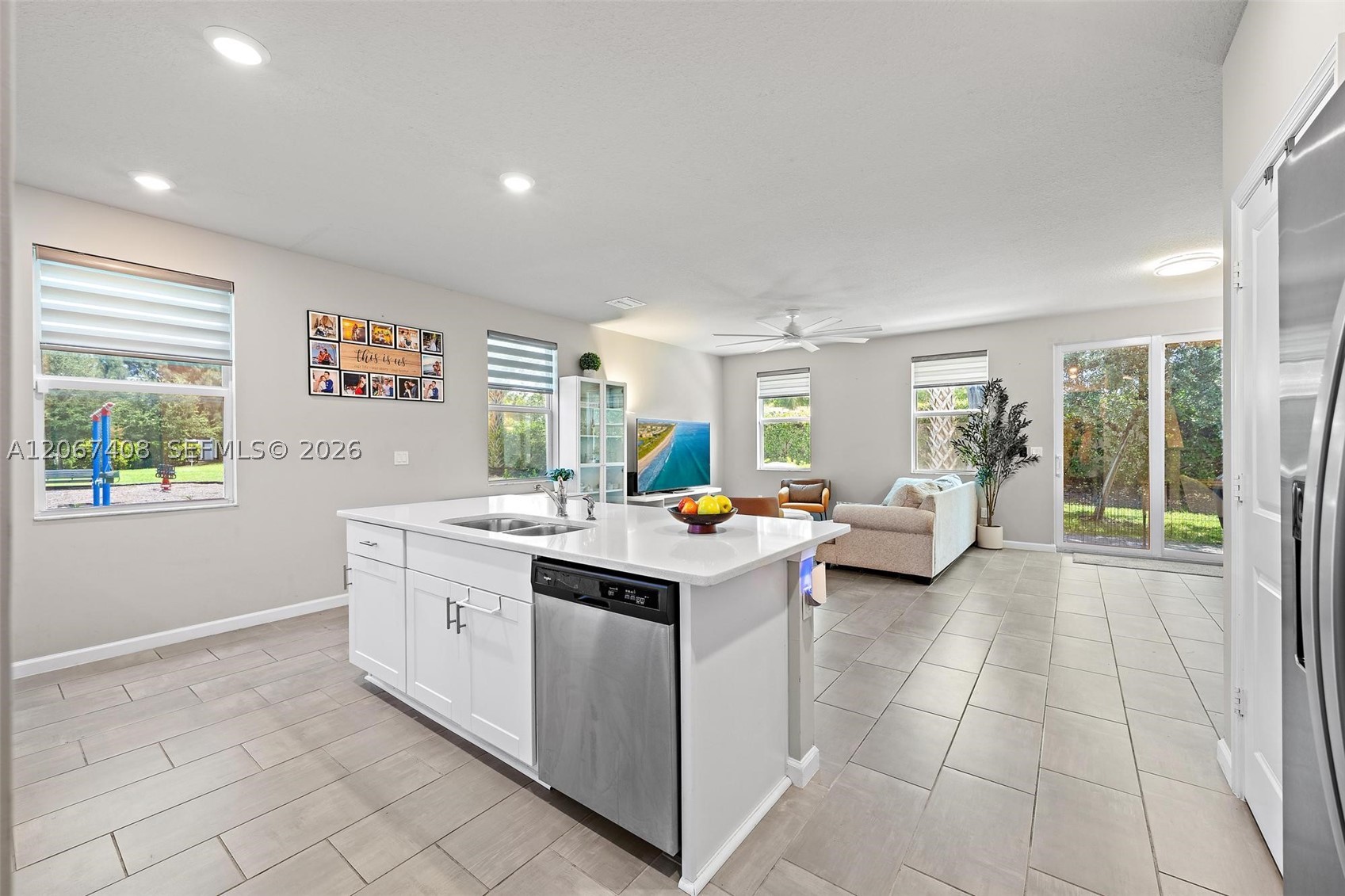 1616 Lindley St, Mangonia Park FL 33407