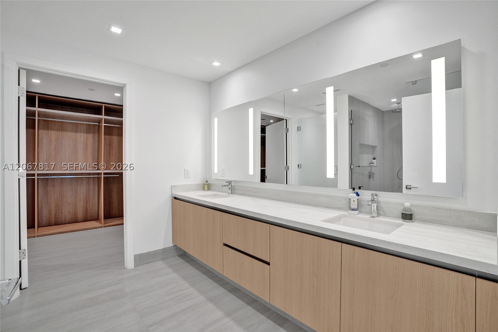 2411 Laguna Cir #1805, North Miami FL 33181