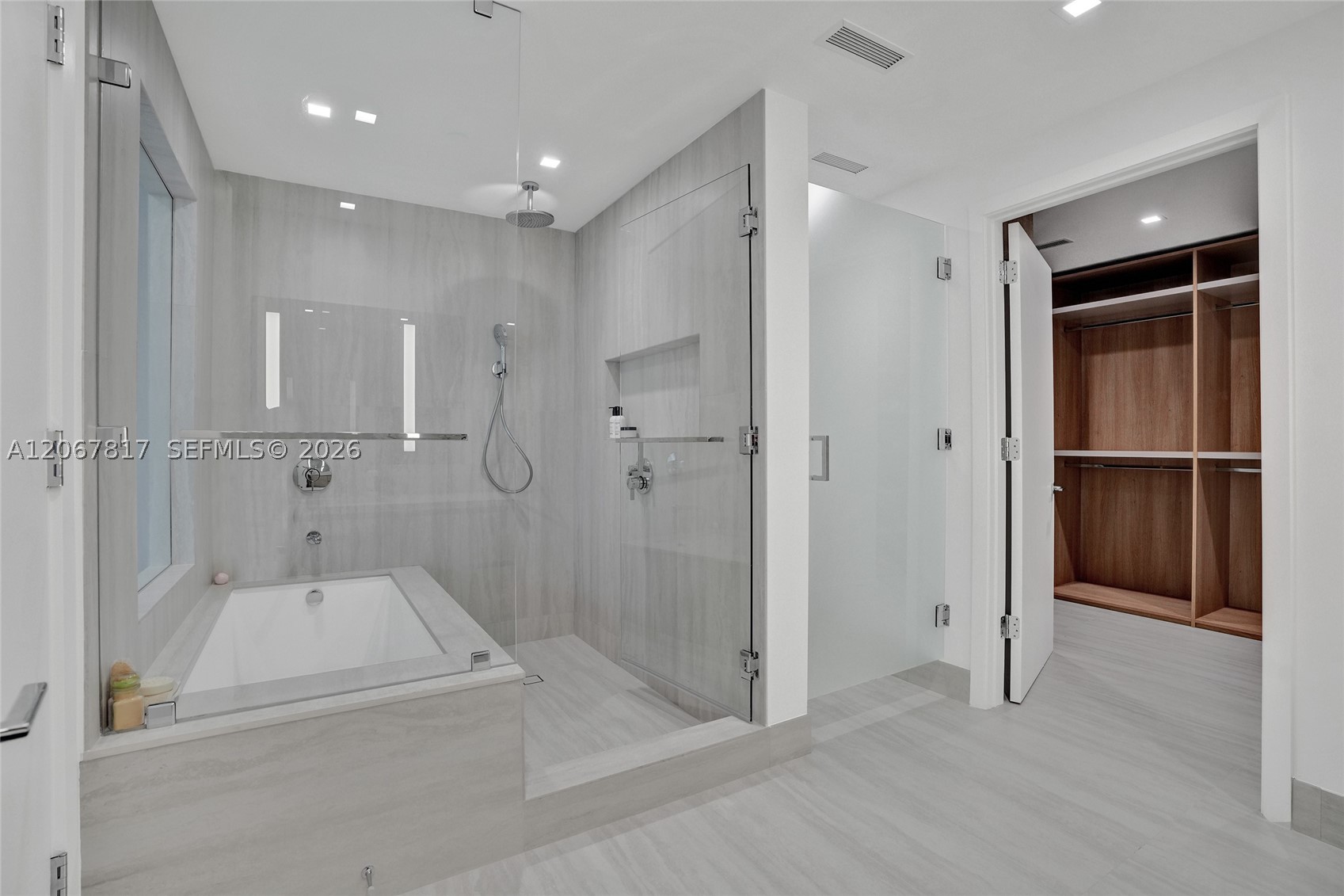 2411 Laguna Cir #1805, North Miami FL 33181