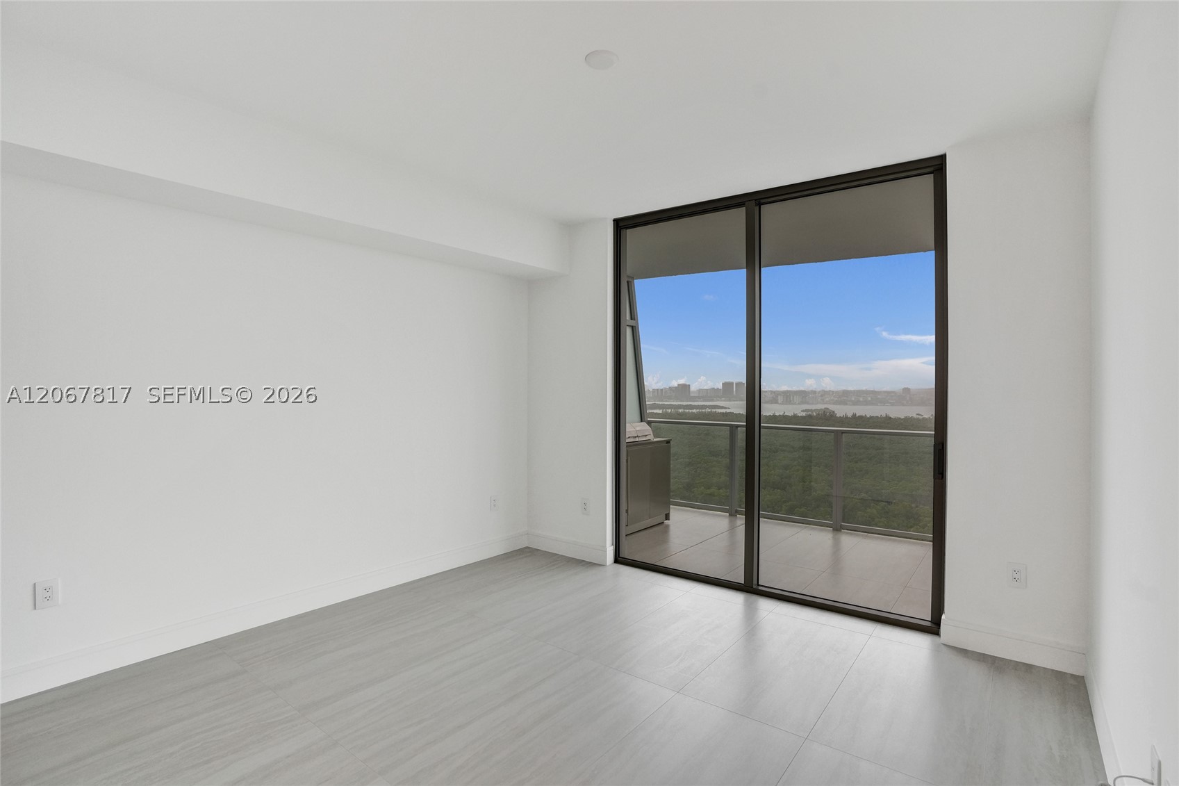 2411 Laguna Cir #1805, North Miami FL 33181