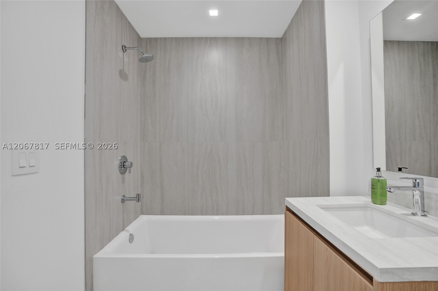 2411 Laguna Cir #1805, North Miami FL 33181