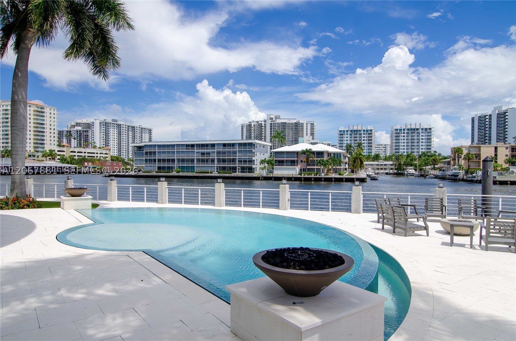 2890 NE 28th St, Fort Lauderdale FL 33306