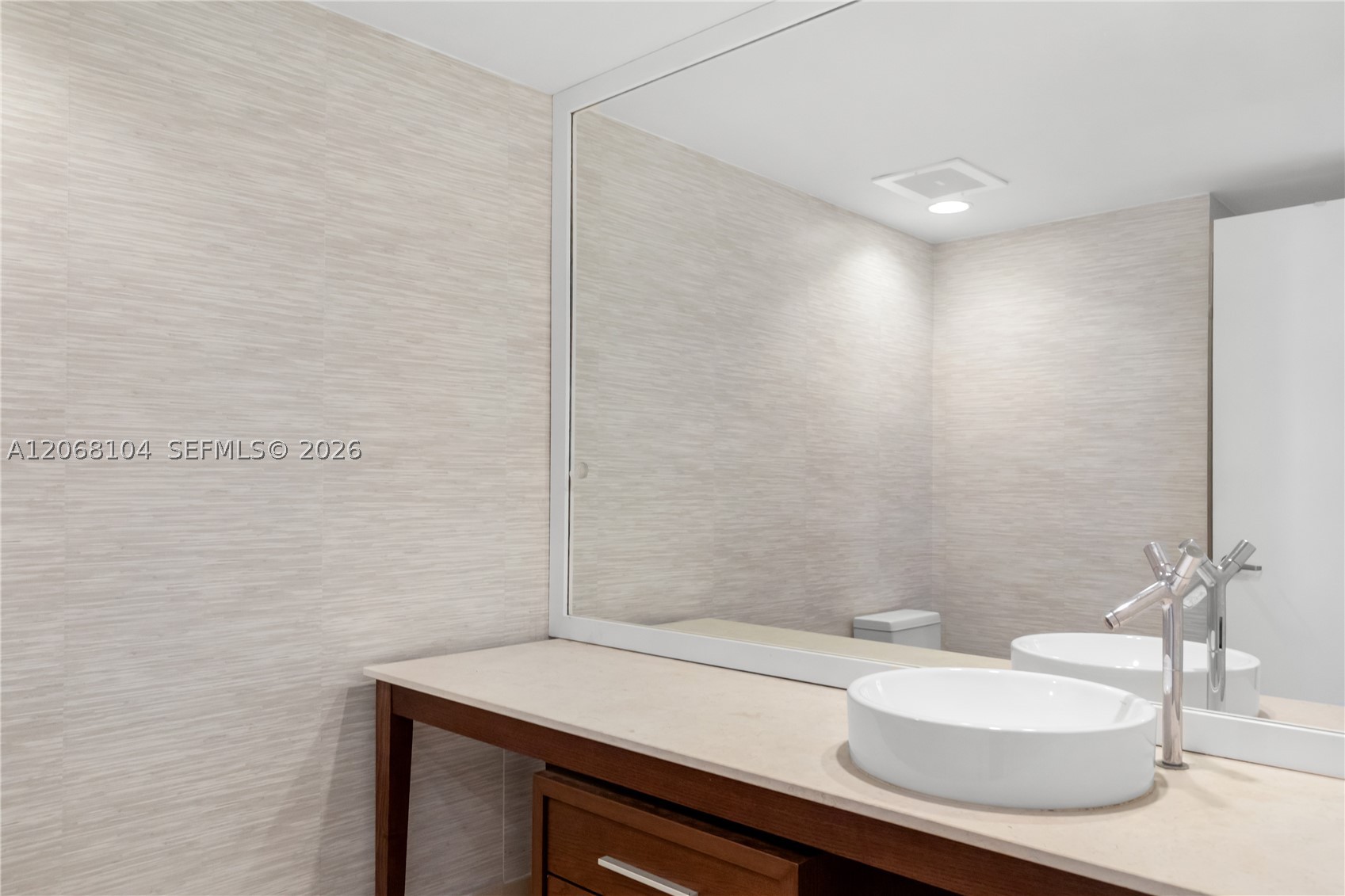 465 Brickell Ave #2504, Miami FL 33131