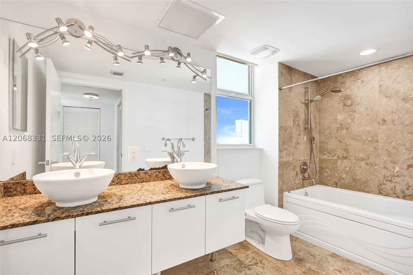 41 SE 5th St #1016, Miami FL 33131