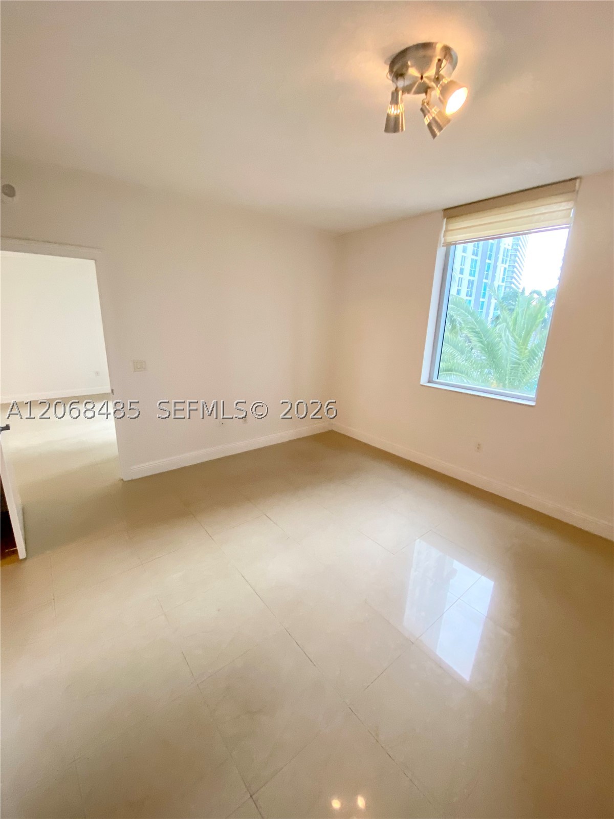 1060 Brickell Ave #1413, Miami FL 33131
