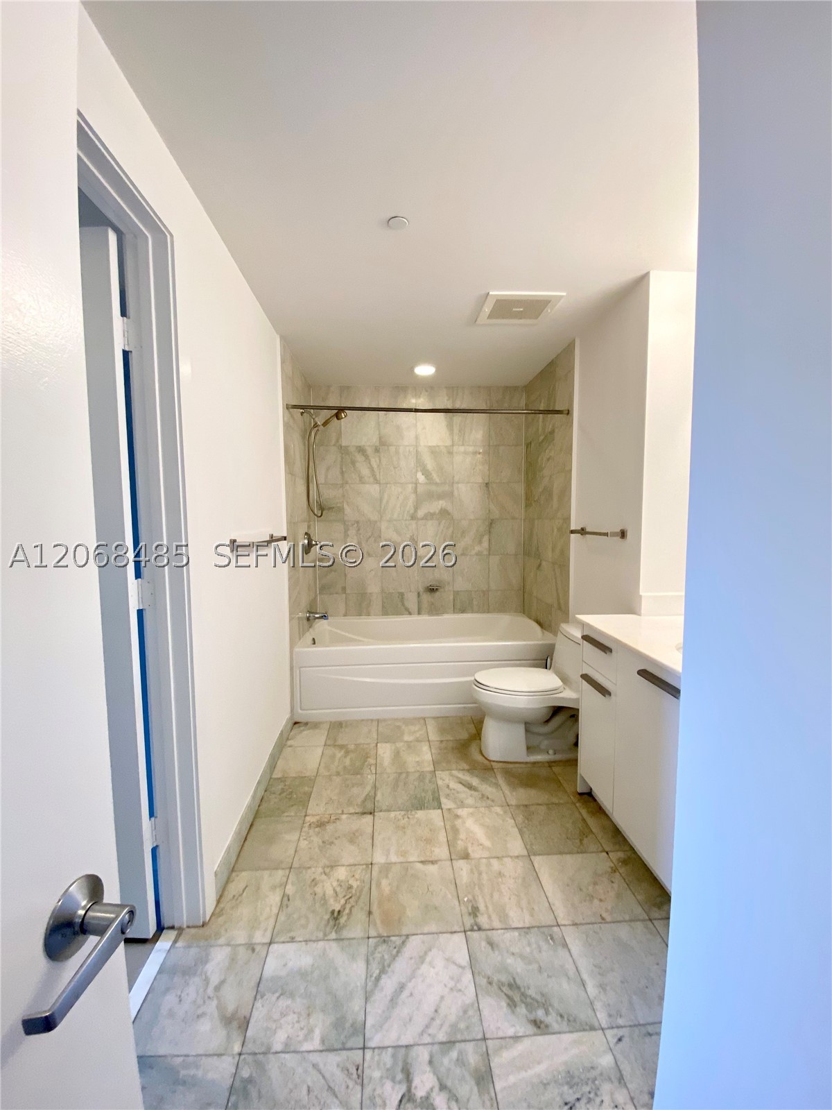 1060 Brickell Ave #1413, Miami FL 33131