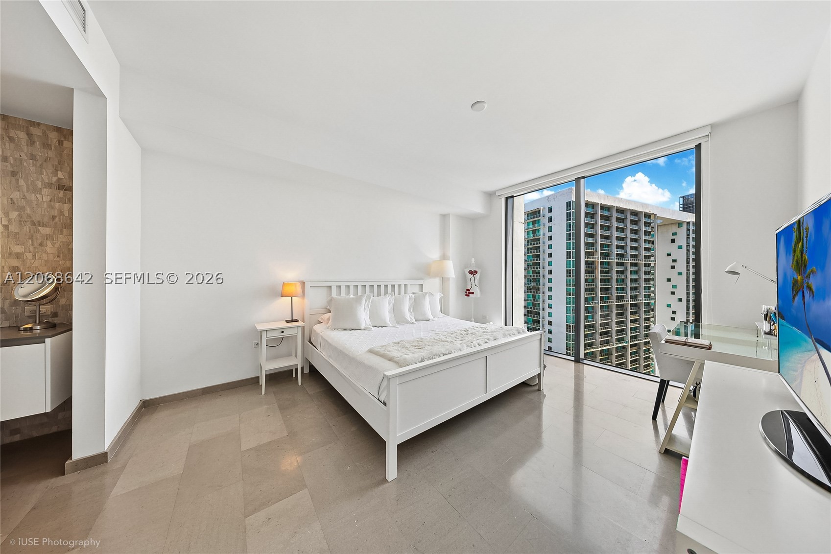 68 SE 6th St #2909, Miami FL 33131
