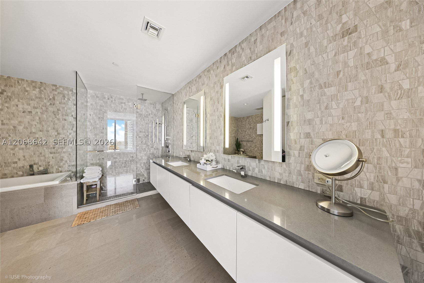 68 SE 6th St #2909, Miami FL 33131