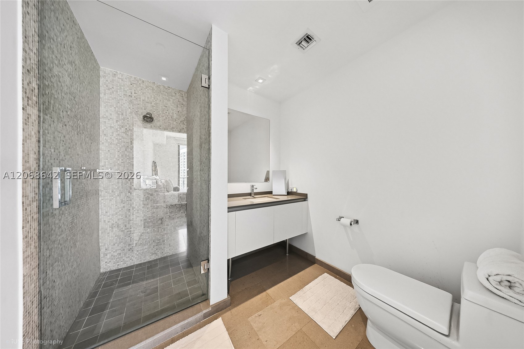 68 SE 6th St #2909, Miami FL 33131