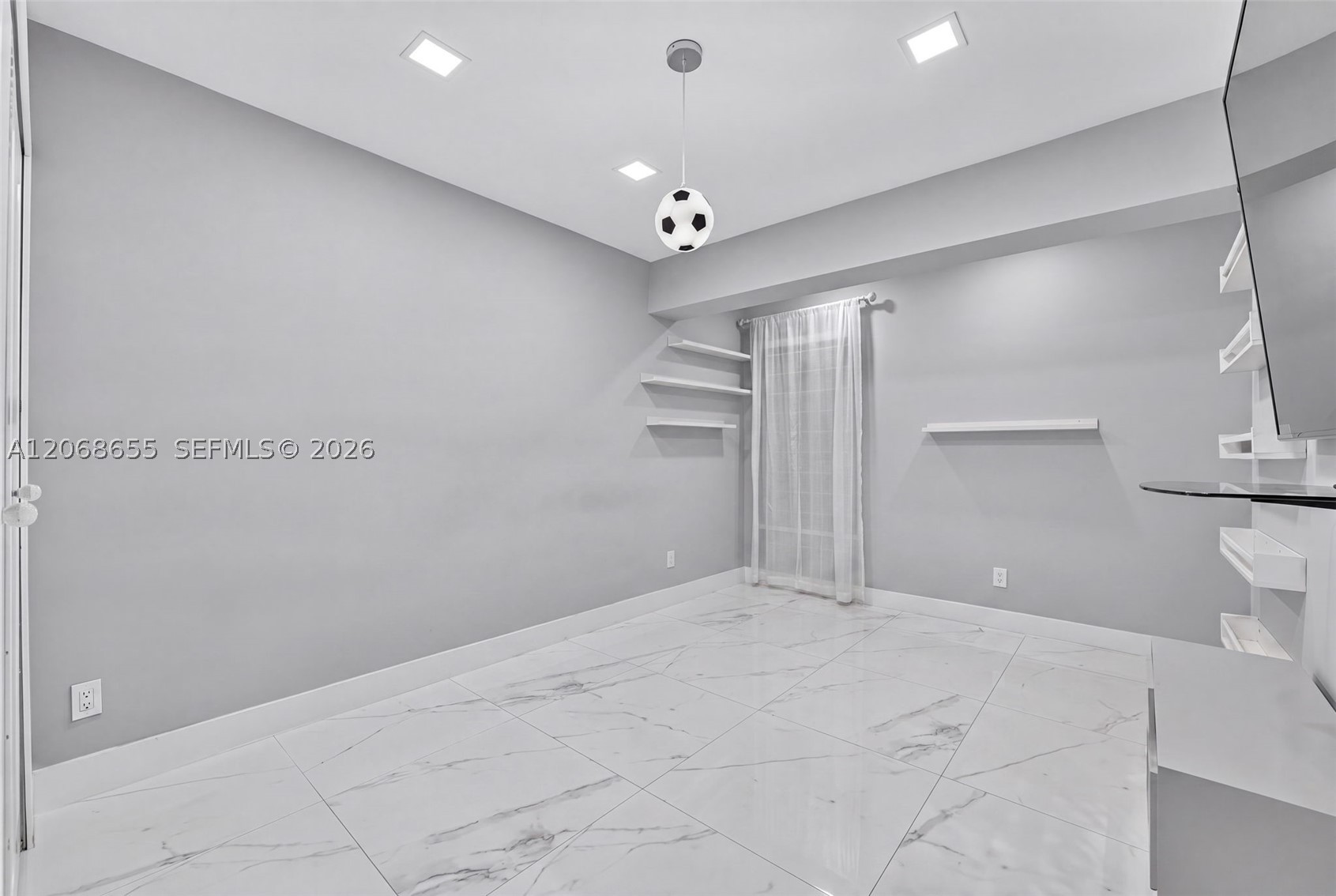 700 W 51st Pl, Hialeah FL 33012