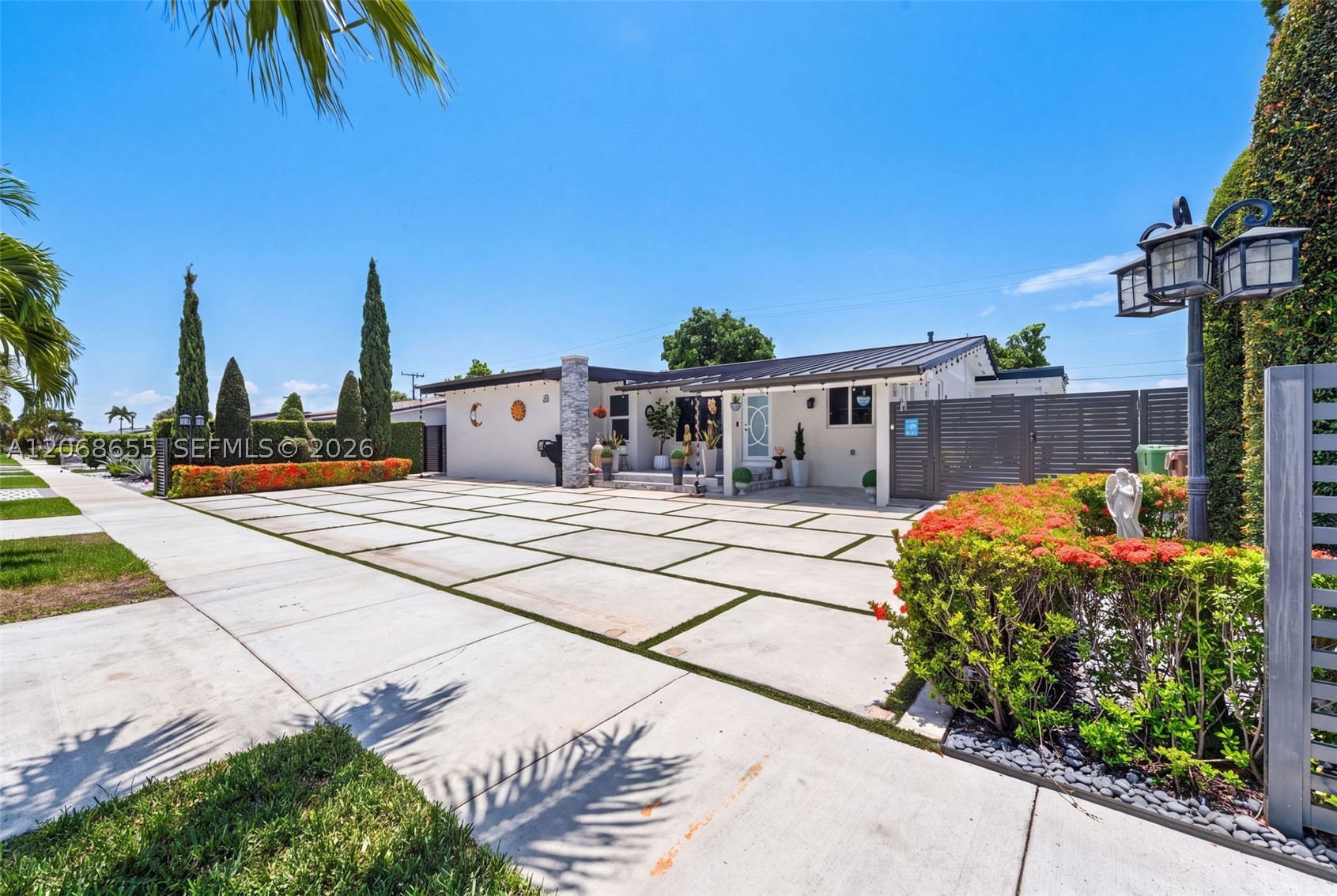 700 W 51st Pl, Hialeah FL 33012