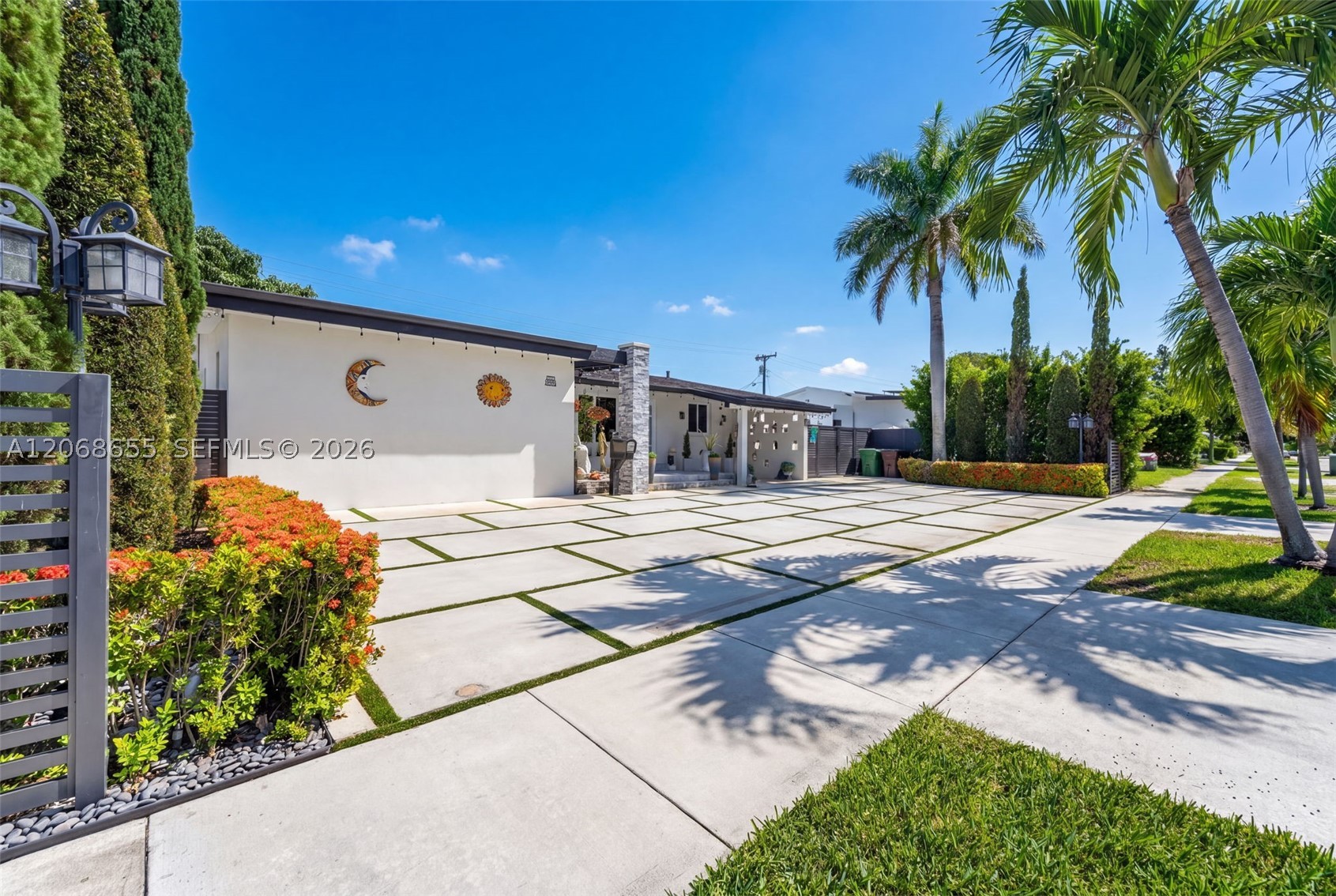 700 W 51st Pl, Hialeah FL 33012