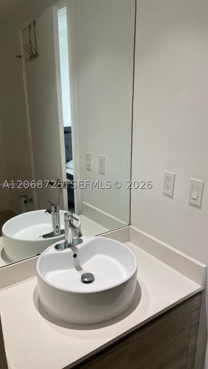 121 NE 34th St #915, Miami FL 33137