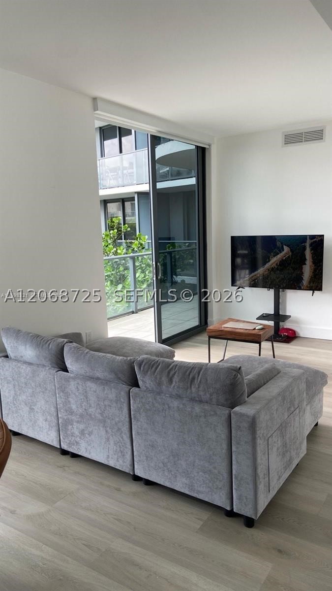 121 NE 34th St #915, Miami FL 33137