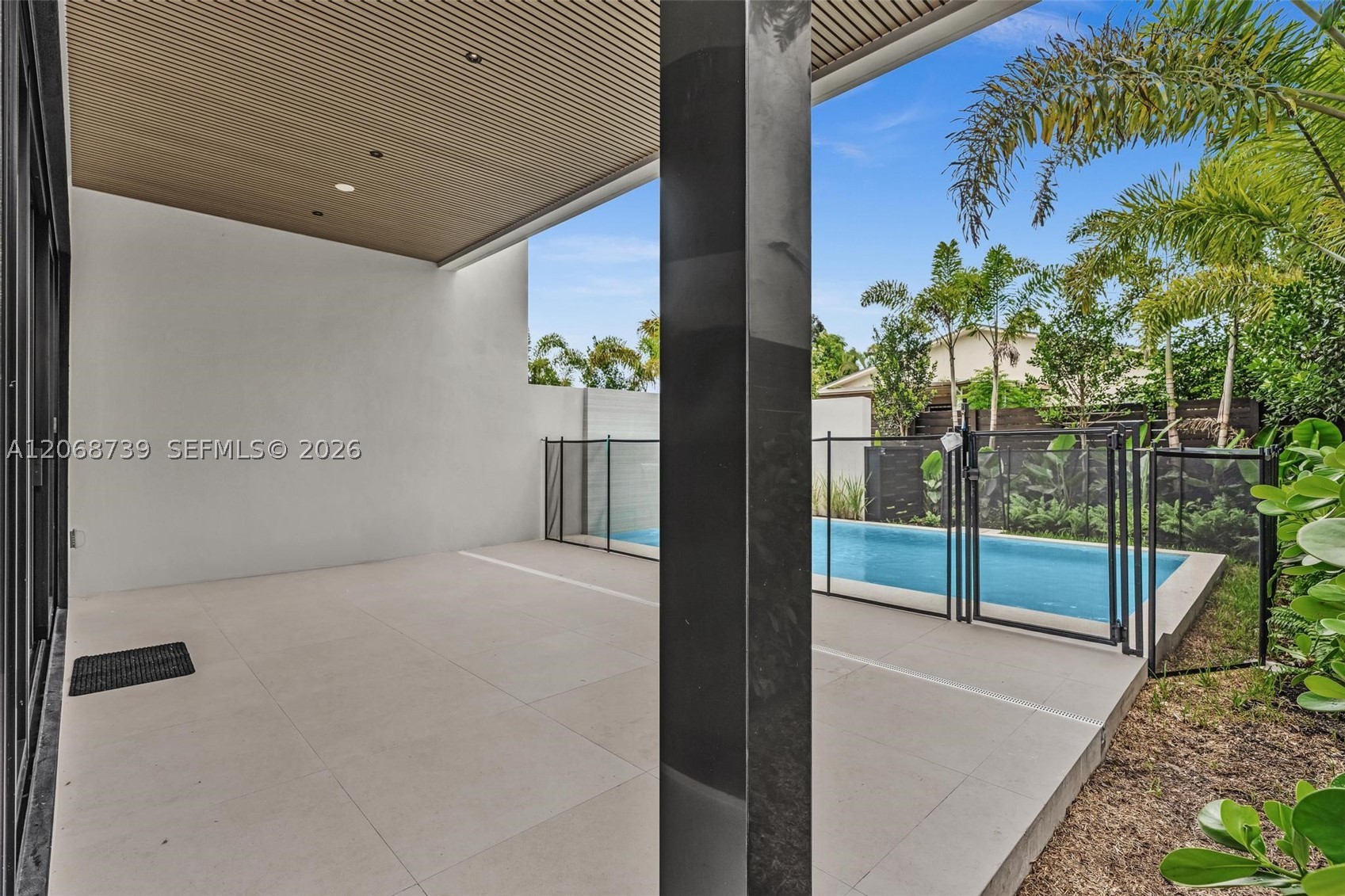 2222 SW 14th St #right, Miami FL 33145
