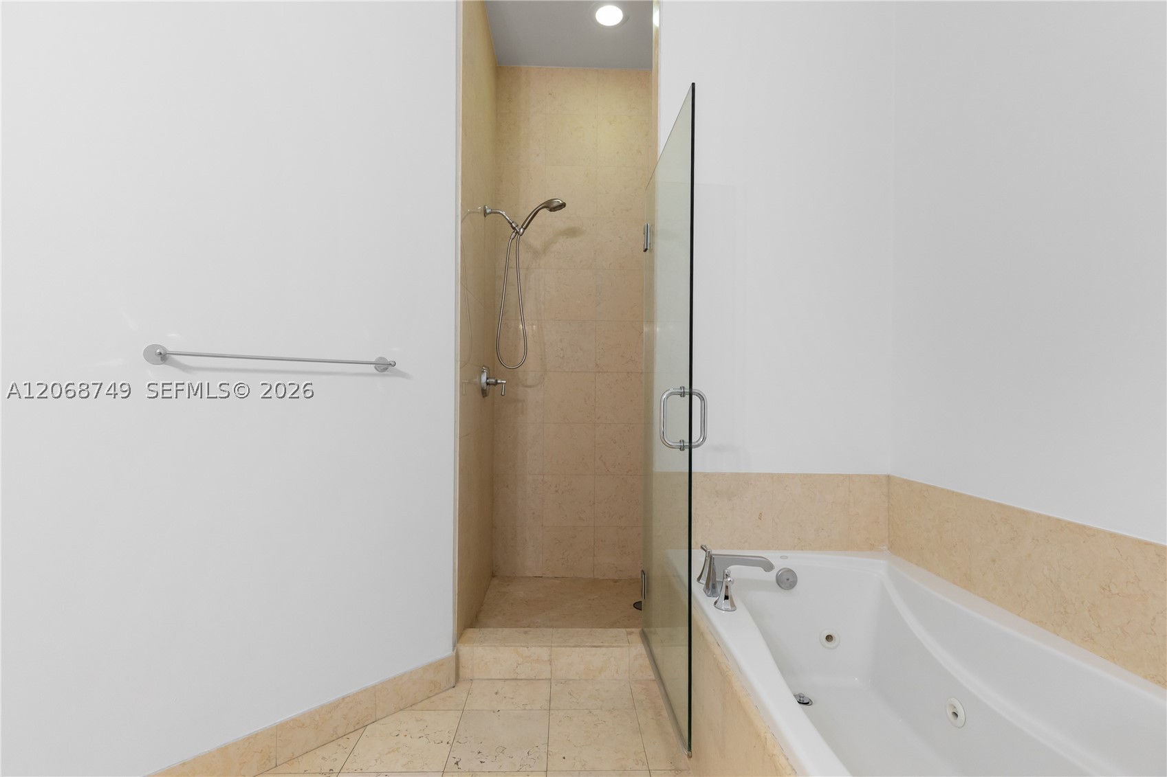 19900 E Country Club Dr #104, Aventura FL 33180