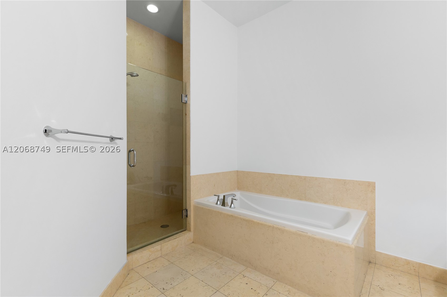 19900 E Country Club Dr #104, Aventura FL 33180