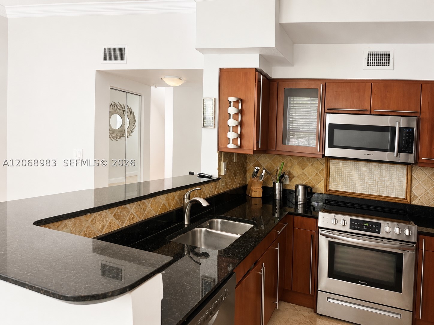 2069 S Ocean Dr #TH18, Hallandale Beach FL 33009