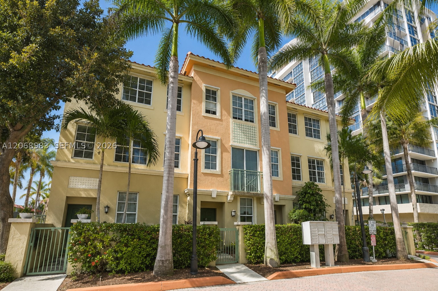 2069 S Ocean Dr #TH18, Hallandale Beach FL 33009