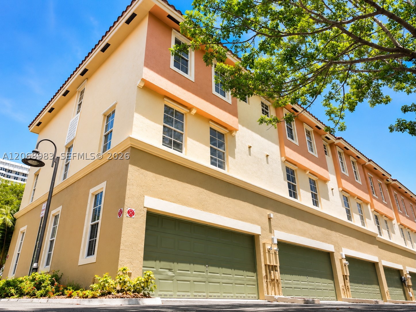 2069 S Ocean Dr #TH18, Hallandale Beach FL 33009