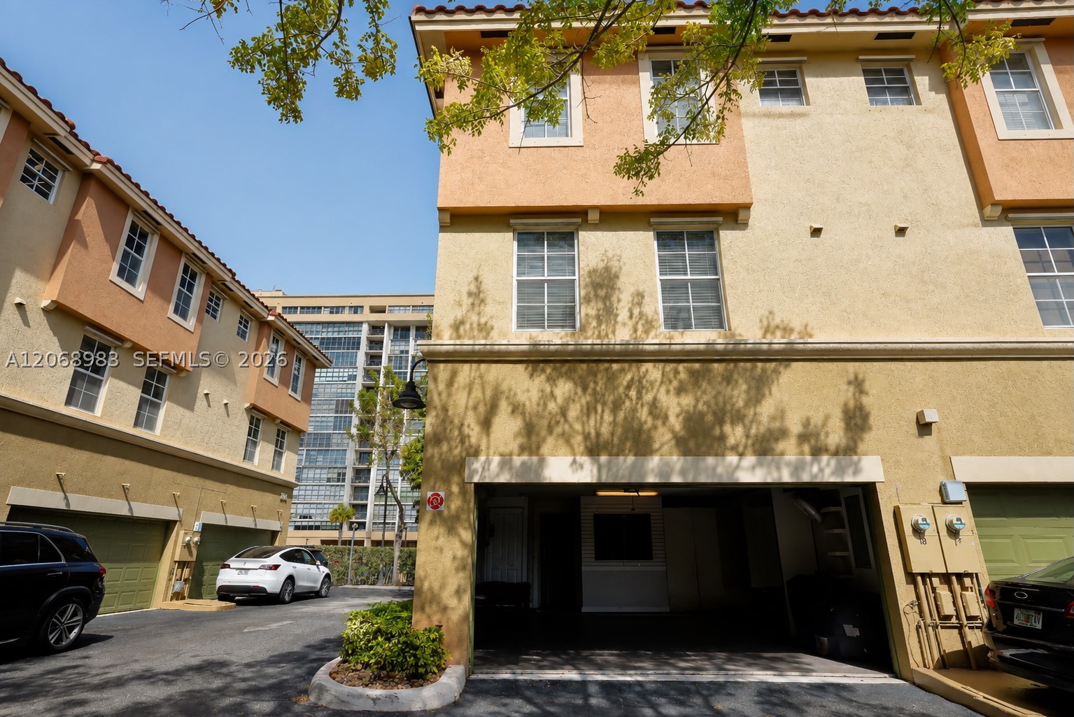 2069 S Ocean Dr #TH18, Hallandale Beach FL 33009