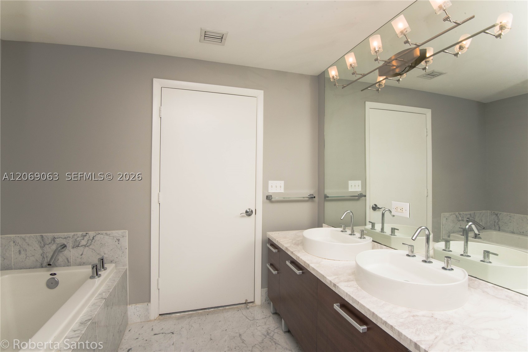 244 Biscayne Blvd #3902, Miami FL 33132