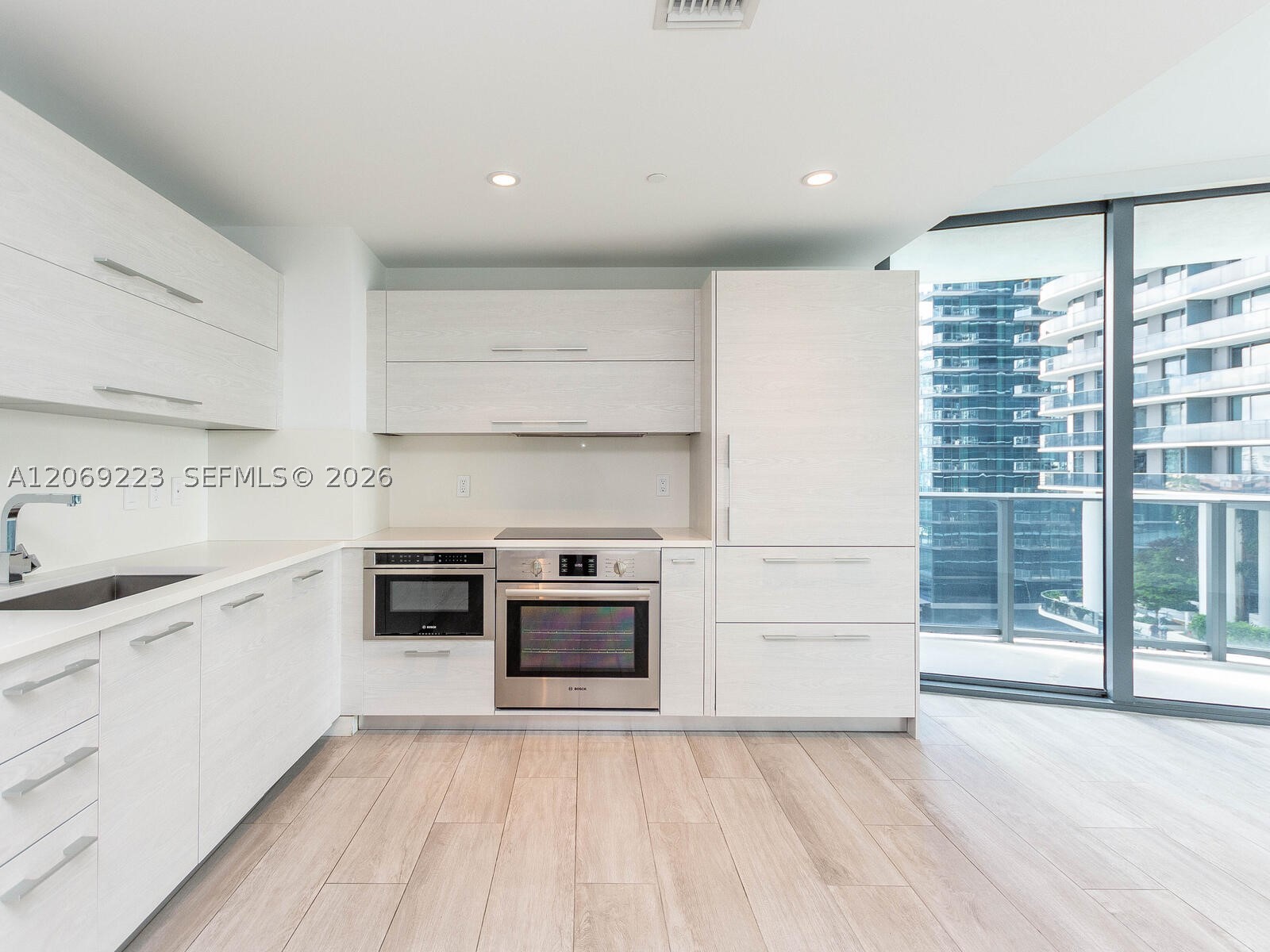 45 SW 9th St #1201, Miami FL 33130