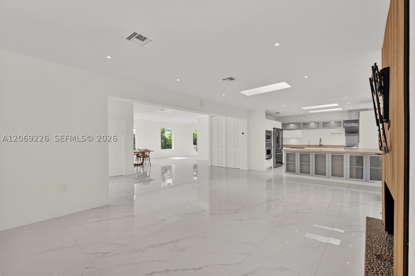 1777 Daytonia Rd, Miami Beach FL 33141