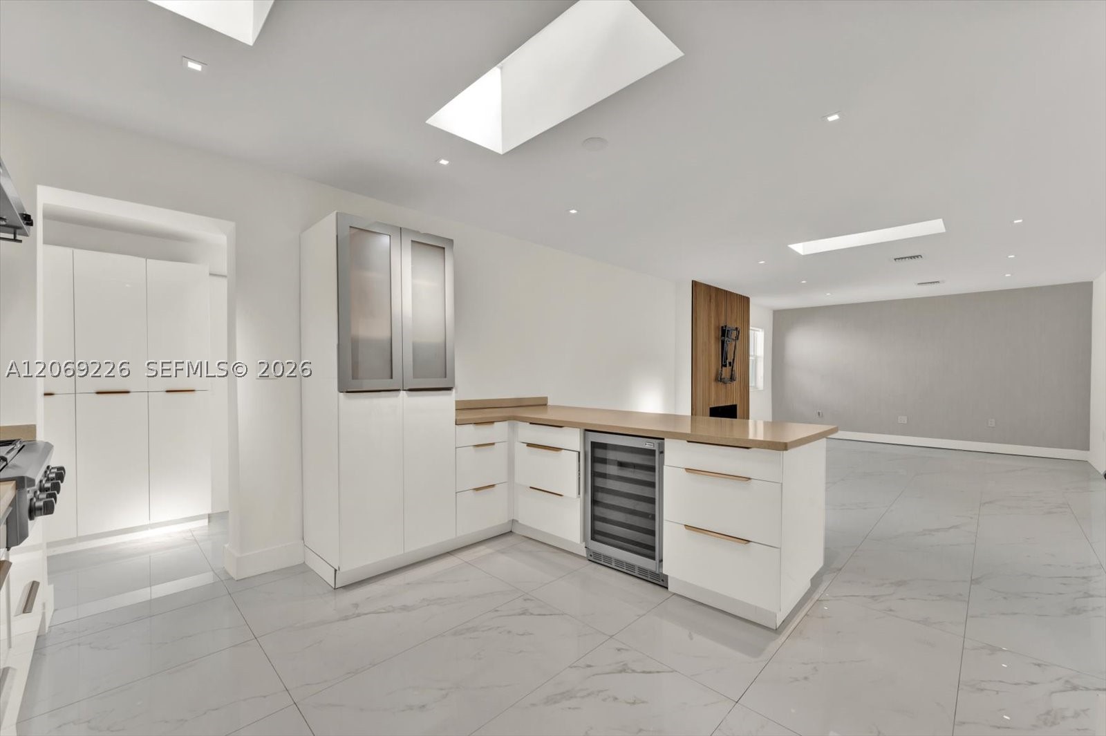 1777 Daytonia Rd, Miami Beach FL 33141