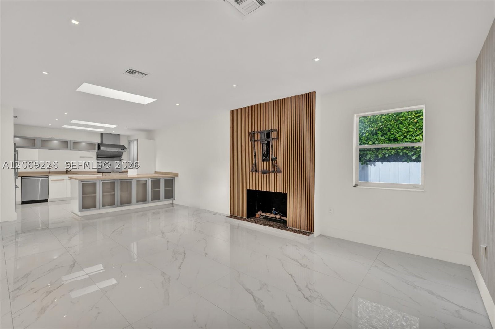 1777 Daytonia Rd, Miami Beach FL 33141