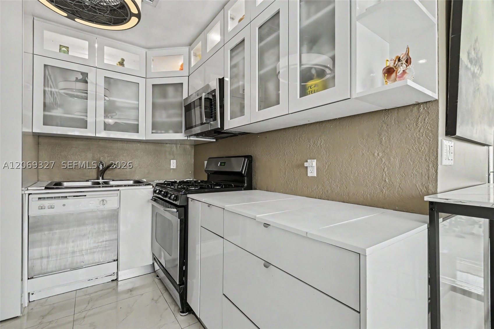 350 S Shore Dr #15, Miami Beach FL 33141