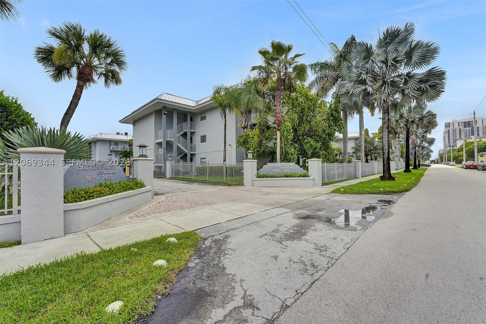 7401 SW 82nd St #302S, Miami FL 33143