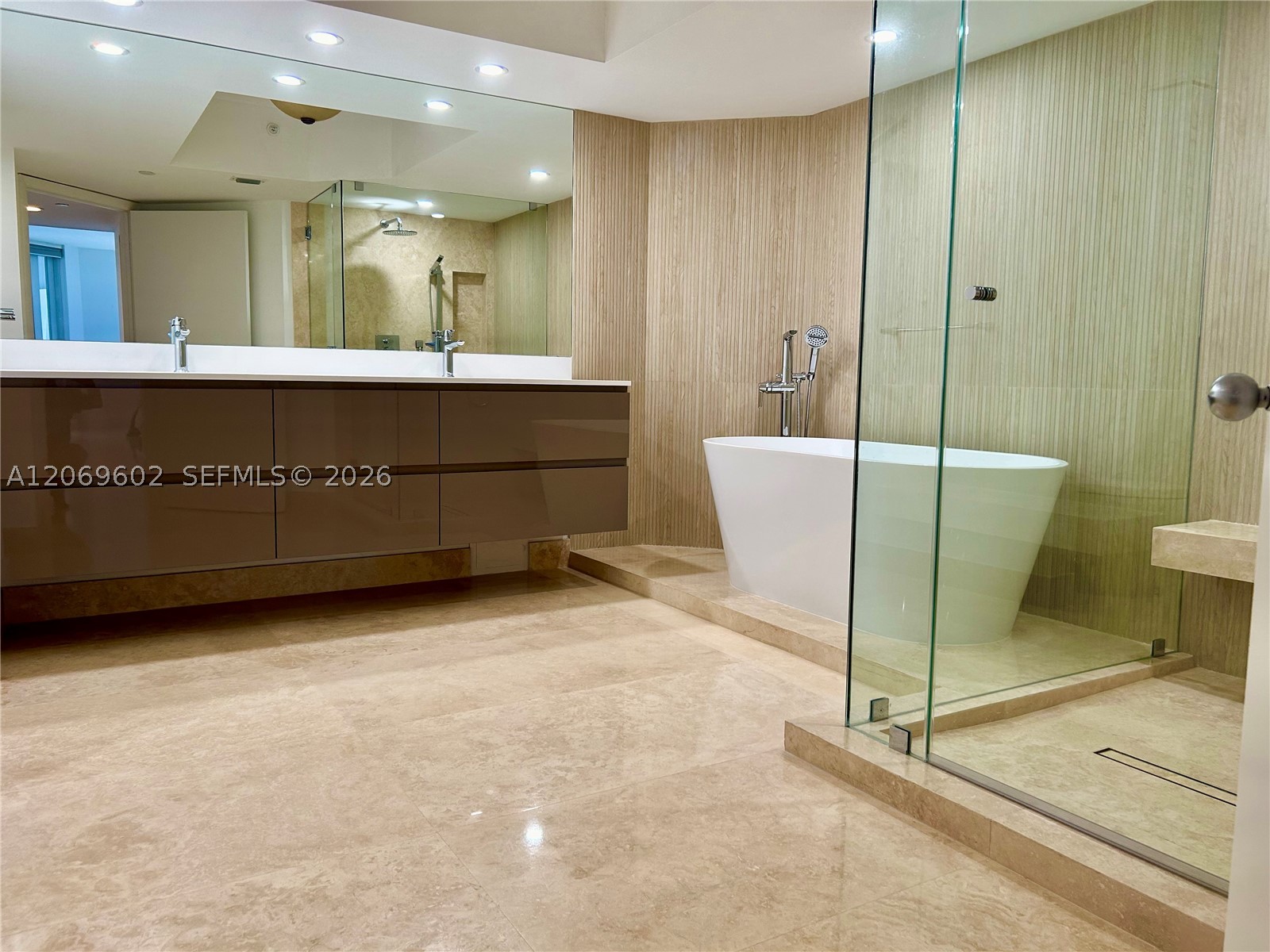 21055 Yacht Club Dr #2710, Aventura FL 33180