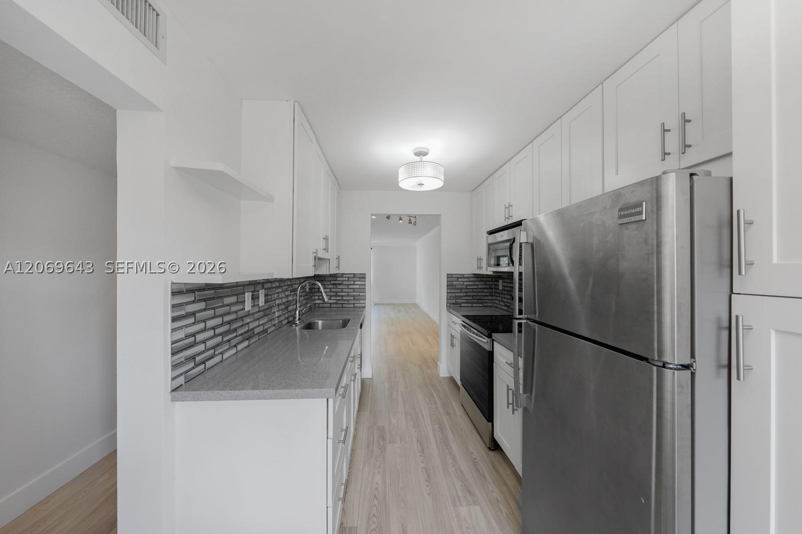 185 Lakeview Dr #201, Weston FL 33326