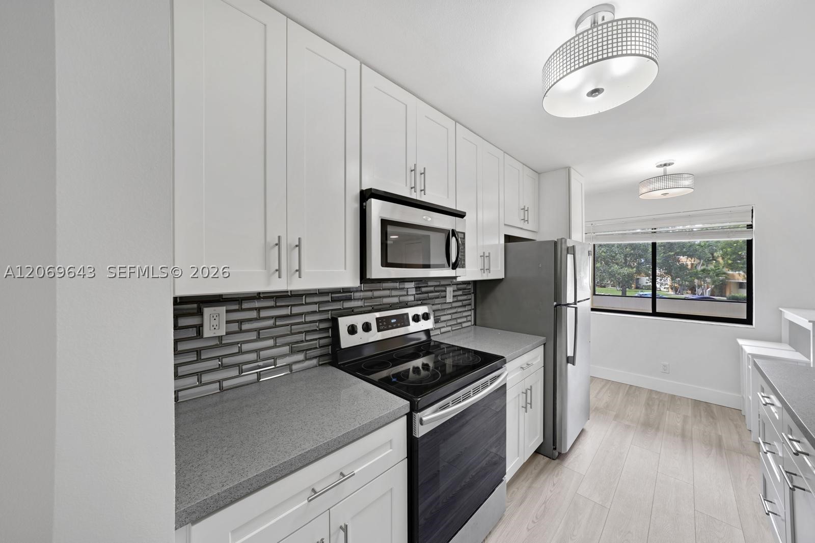185 Lakeview Dr #201, Weston FL 33326