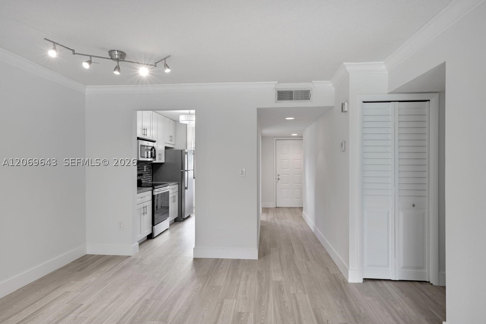 185 Lakeview Dr #201, Weston FL 33326