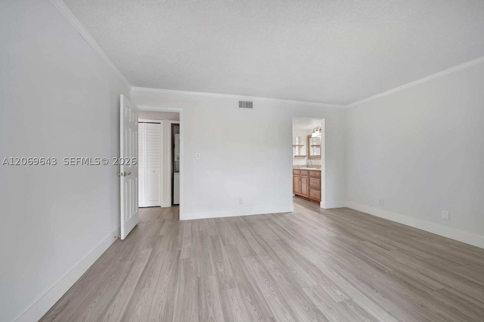185 Lakeview Dr #201, Weston FL 33326