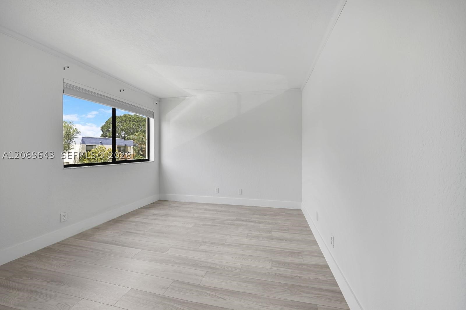 185 Lakeview Dr #201, Weston FL 33326