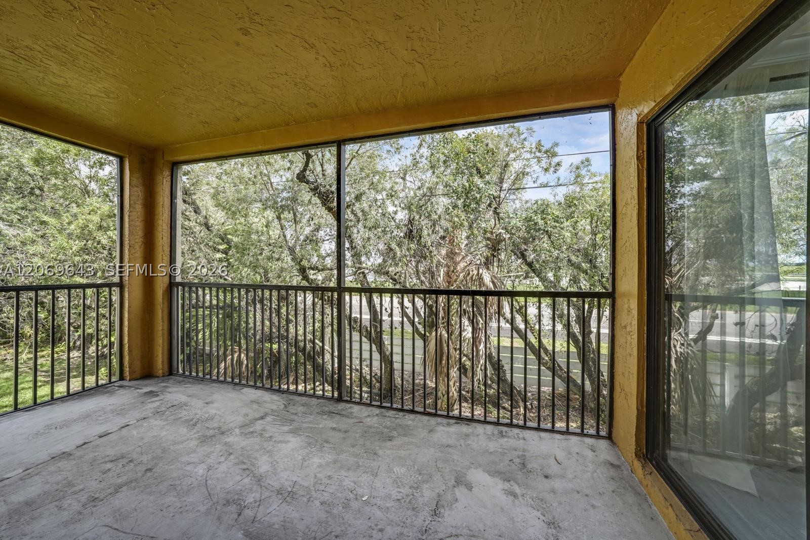 185 Lakeview Dr #201, Weston FL 33326