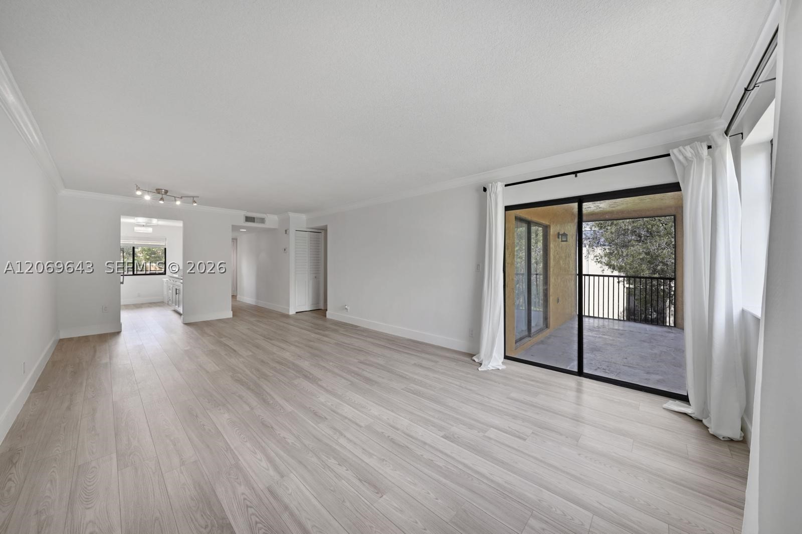 185 Lakeview Dr #201, Weston FL 33326