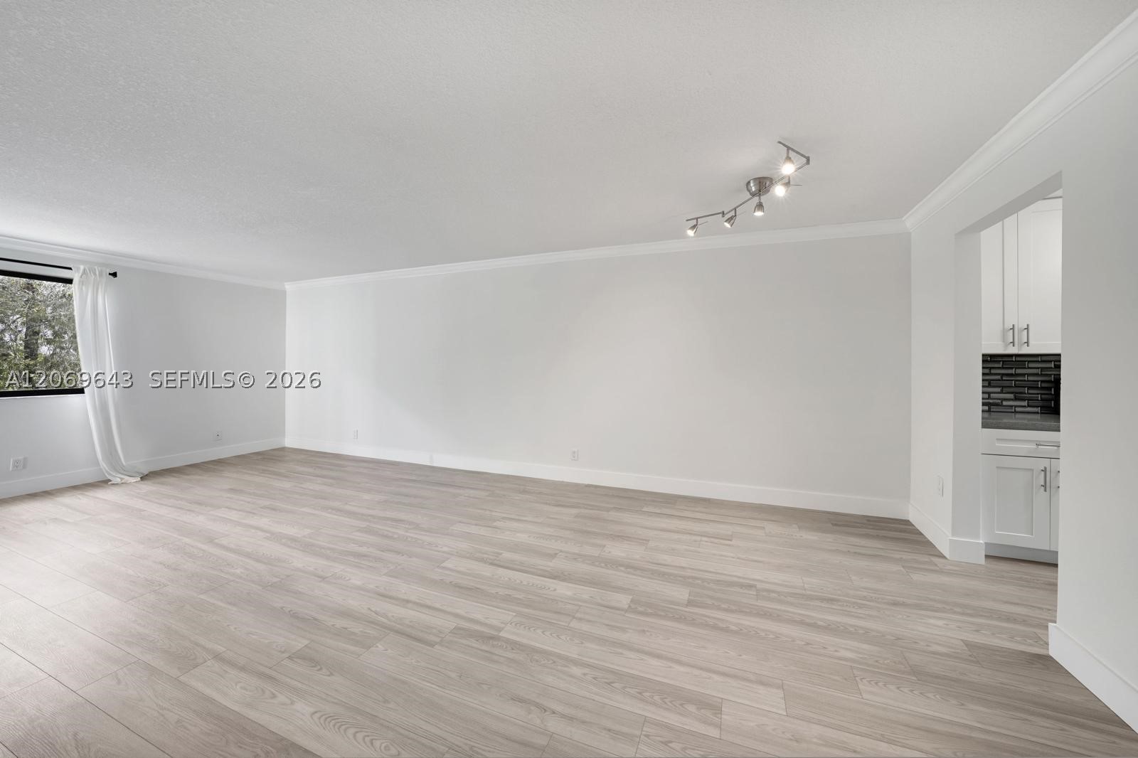 185 Lakeview Dr #201, Weston FL 33326