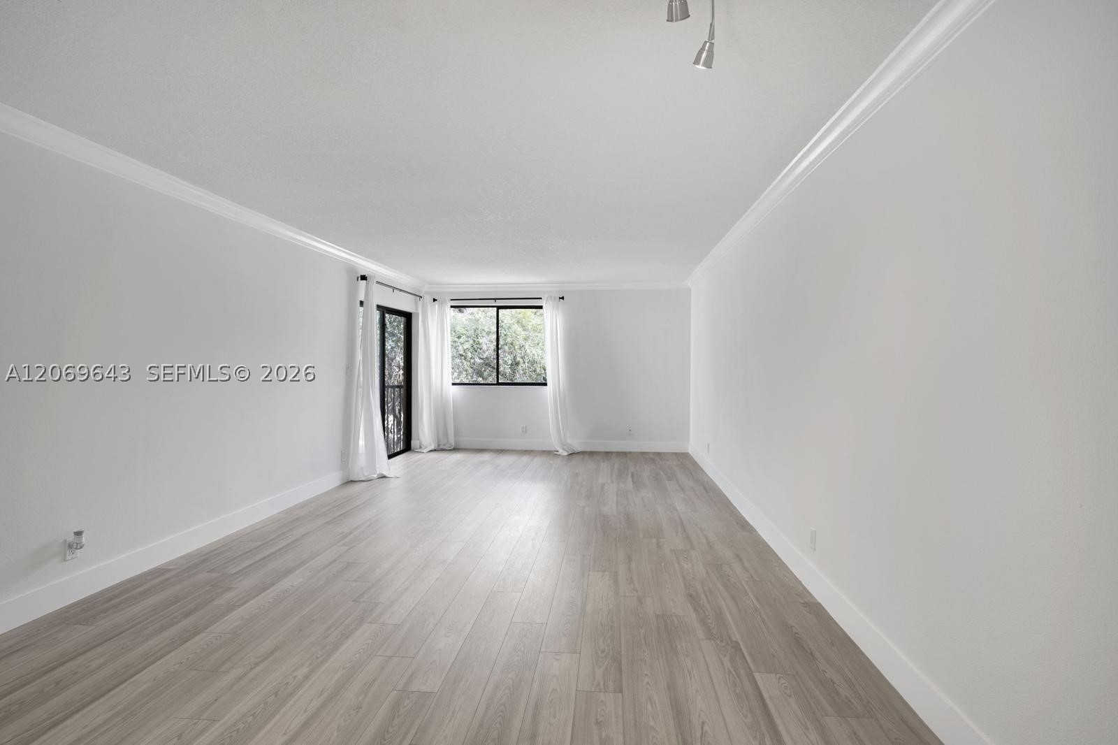 185 Lakeview Dr #201, Weston FL 33326