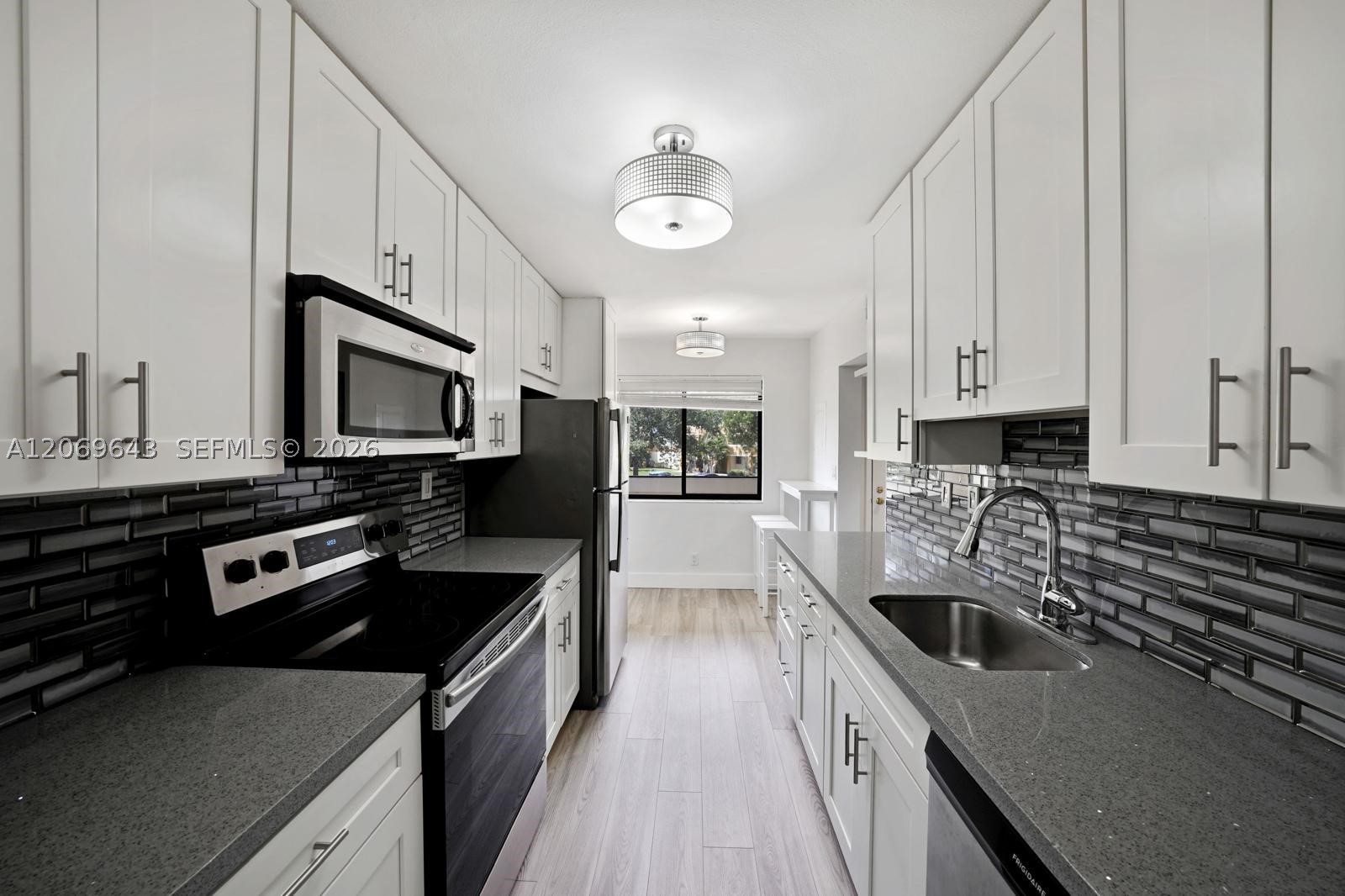 185 Lakeview Dr #201, Weston FL 33326